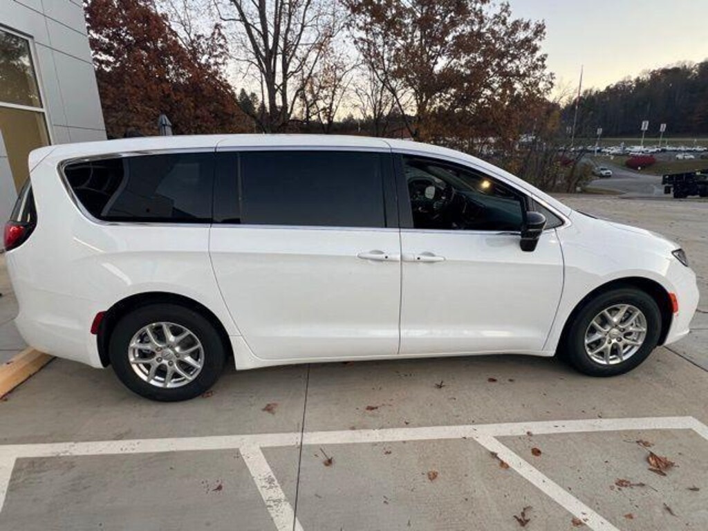 New 2026 Chrysler Pacifica Select Passenger Van