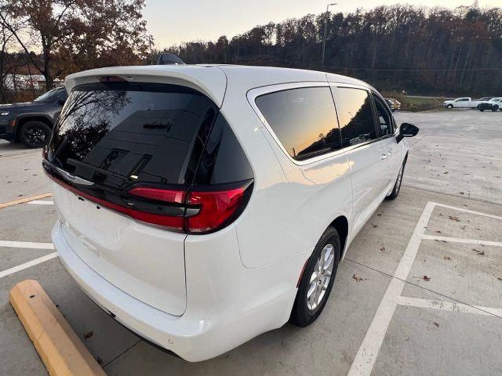 New 2026 Chrysler Pacifica Select Passenger Van