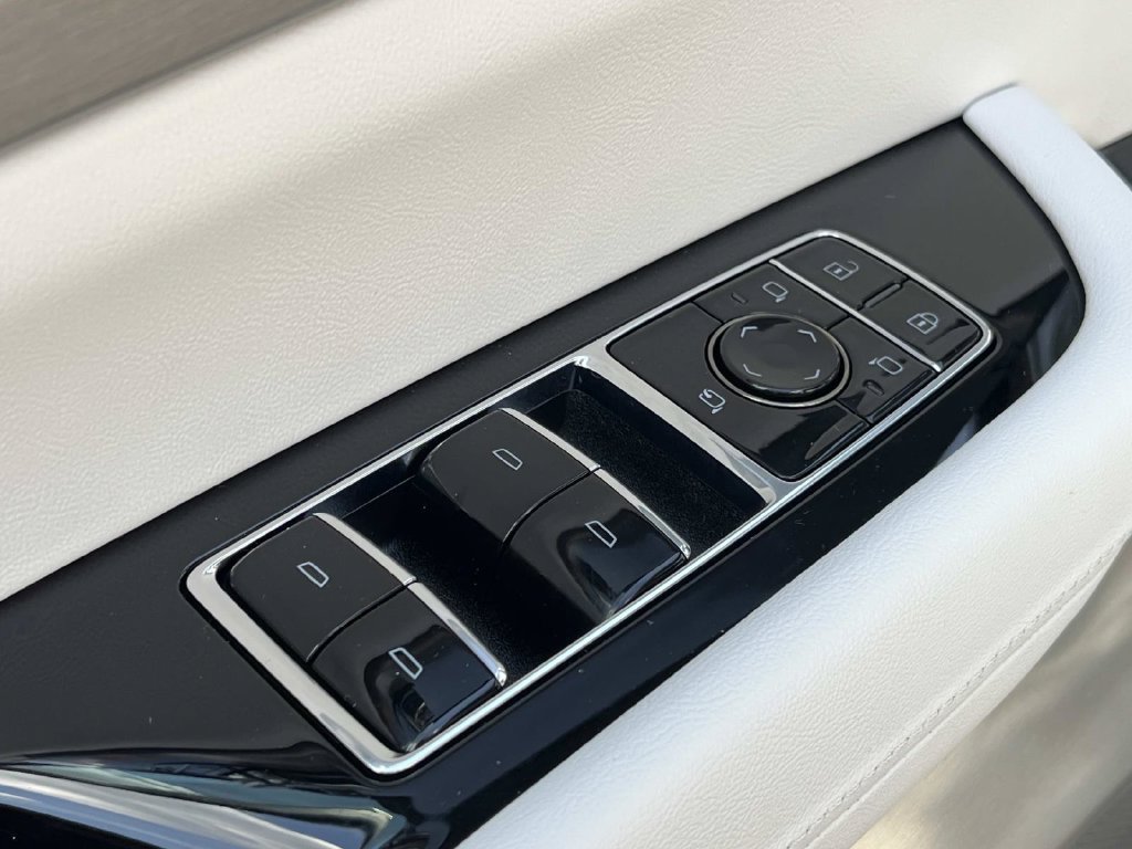 2027 Cadillac VISTIQ Sport - Photo 23