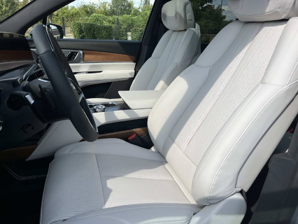2027 Cadillac VISTIQ Sport - Photo 21