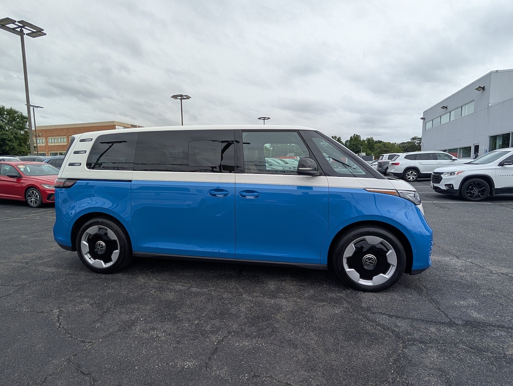 Used 2025 Volkswagen ID. Buzz Pro S Plus Pro S Plus 4MOTION w/Two-Tone
