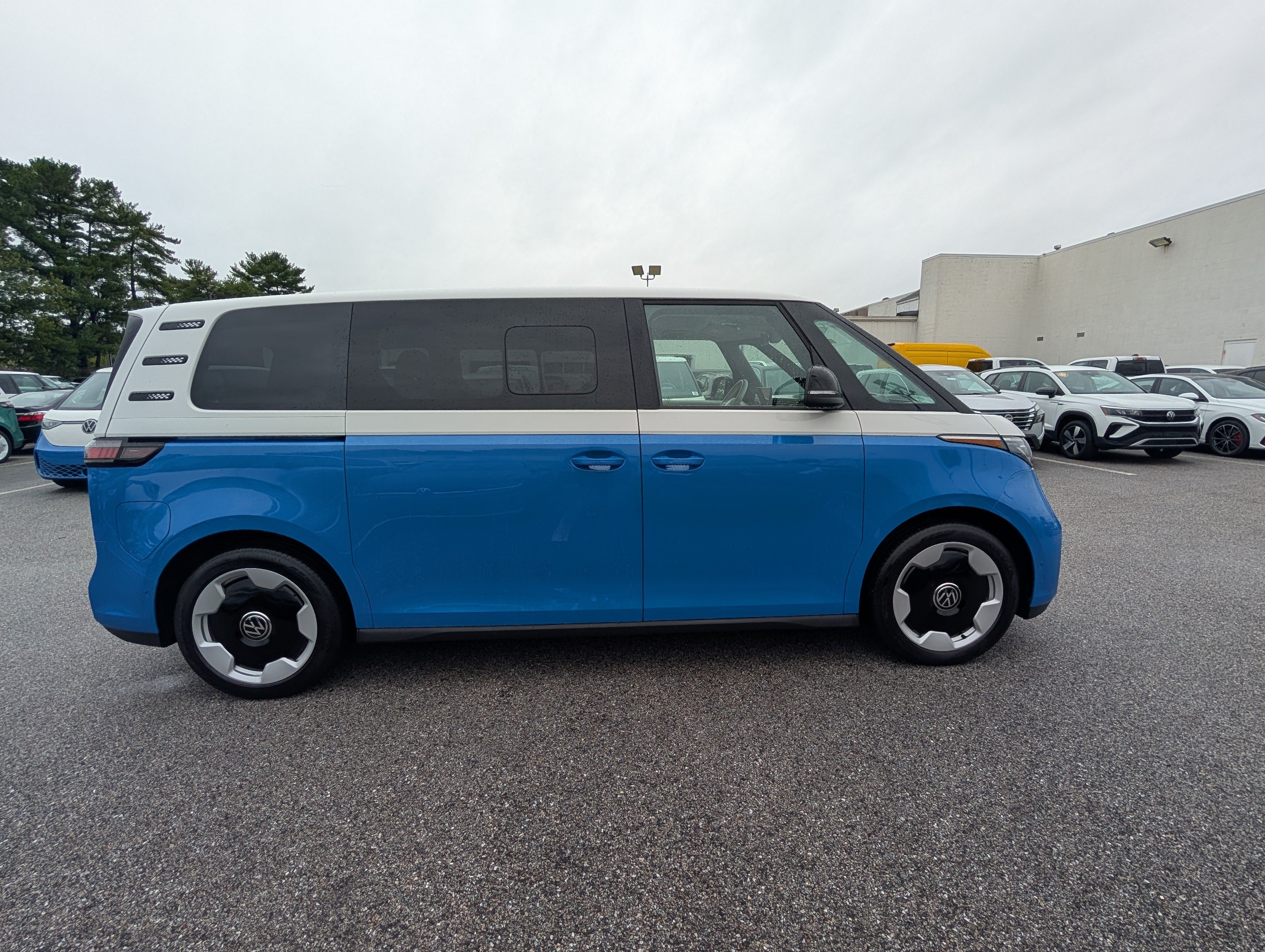 Used 2025 Volkswagen ID. Buzz Pro S Plus Pro S Plus 4MOTION w/Two-Tone