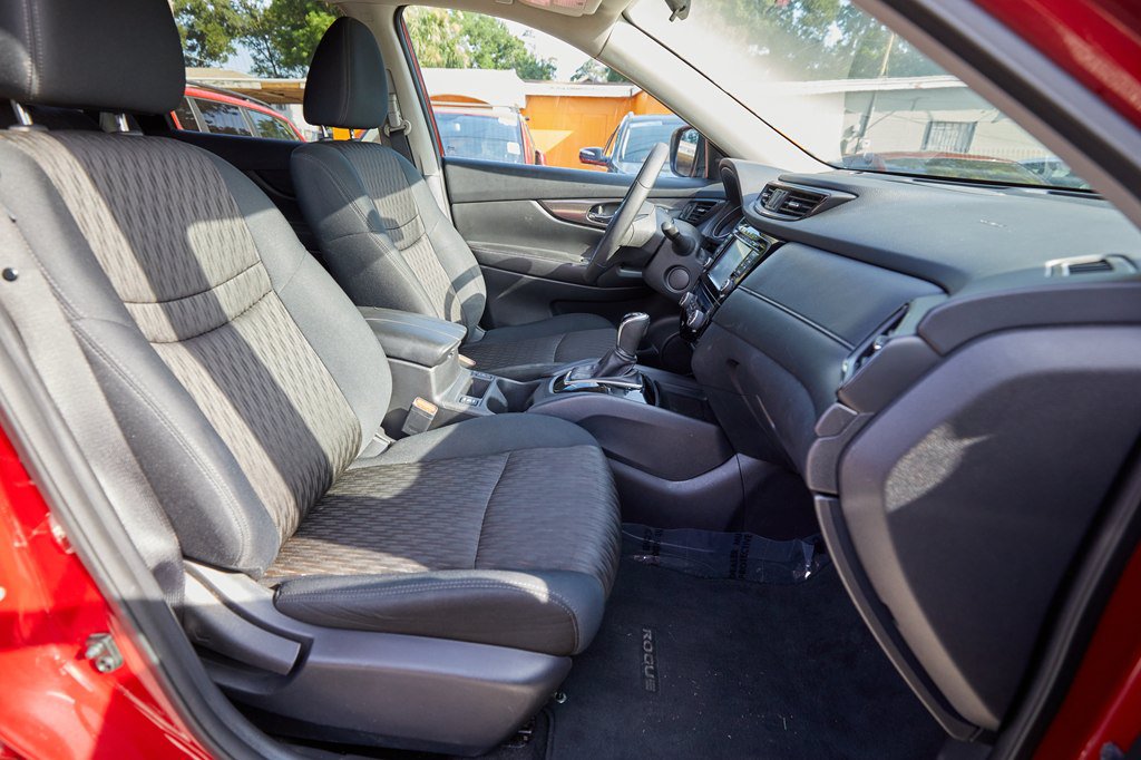 2017 Nissan Rogue SV - Photo 16