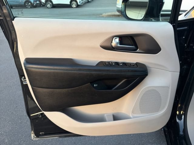 2021 Chrysler Pacifica Hybrid Touring - Photo 13