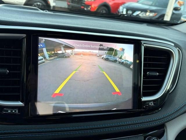 2021 Chrysler Pacifica Hybrid Touring - Photo 23