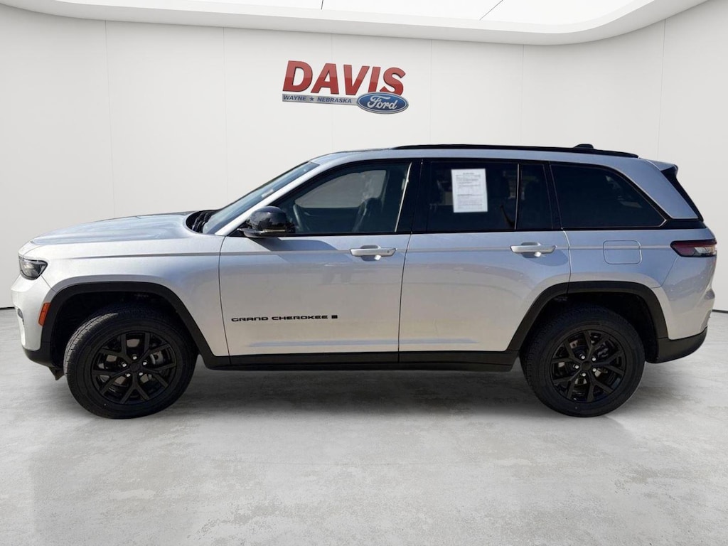 Used 2024 Jeep Grand Cherokee Altitude SUV
