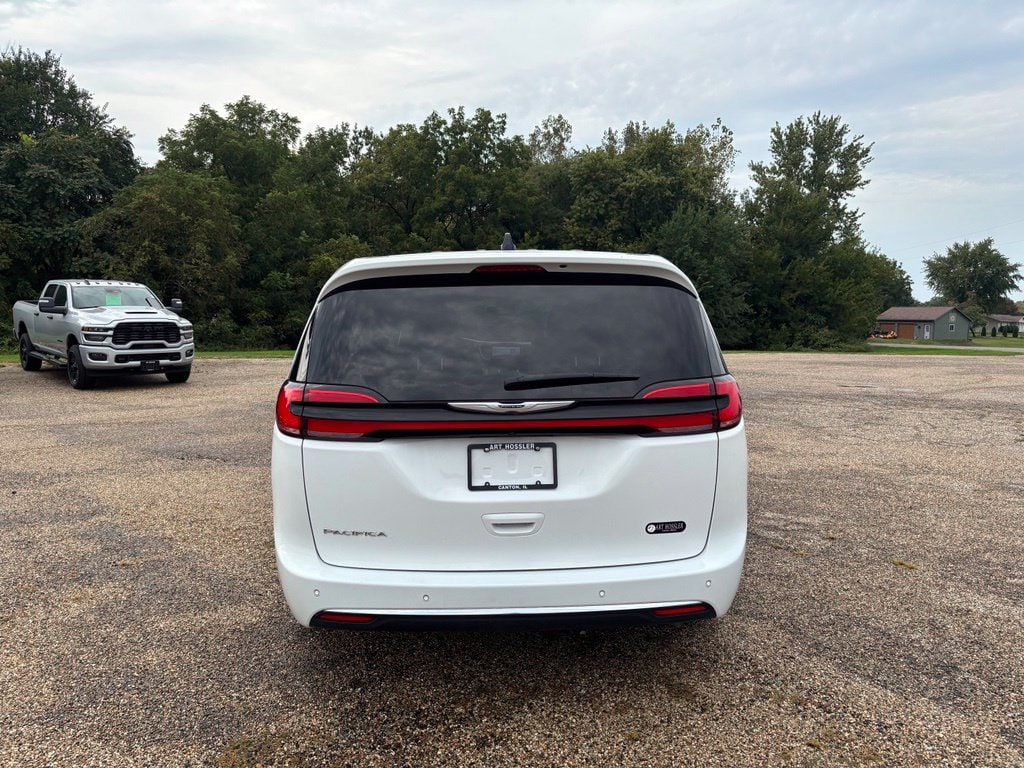 Used 2025 Chrysler Pacifica Select Van Passenger Van