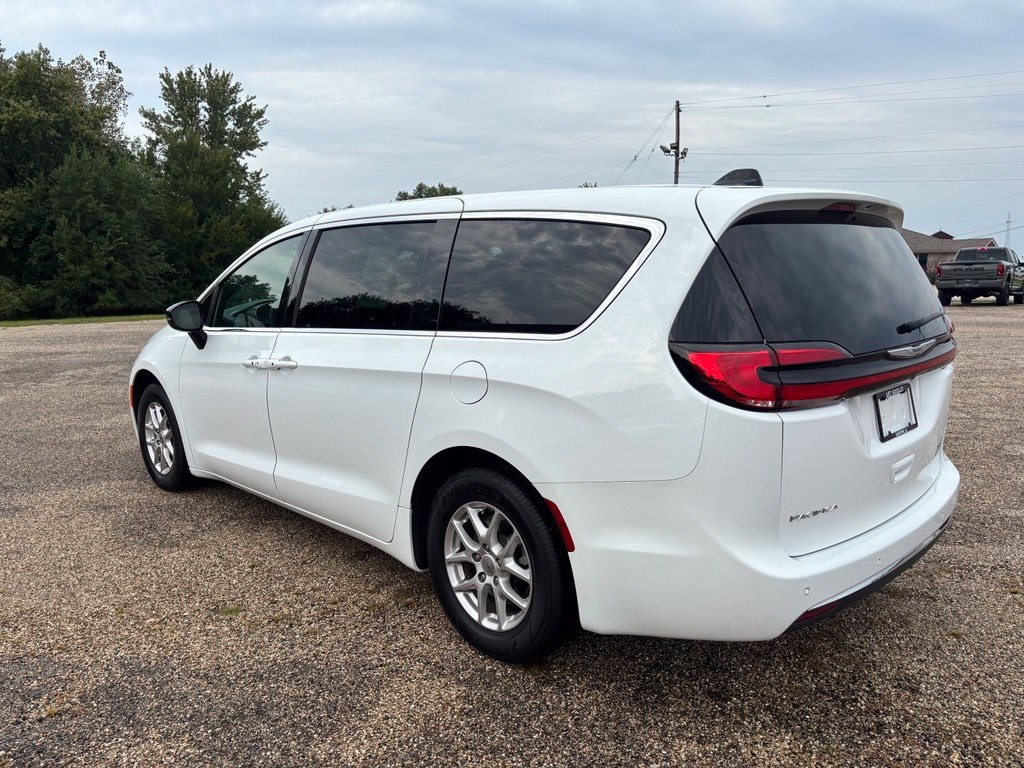 Used 2025 Chrysler Pacifica Select Van Passenger Van