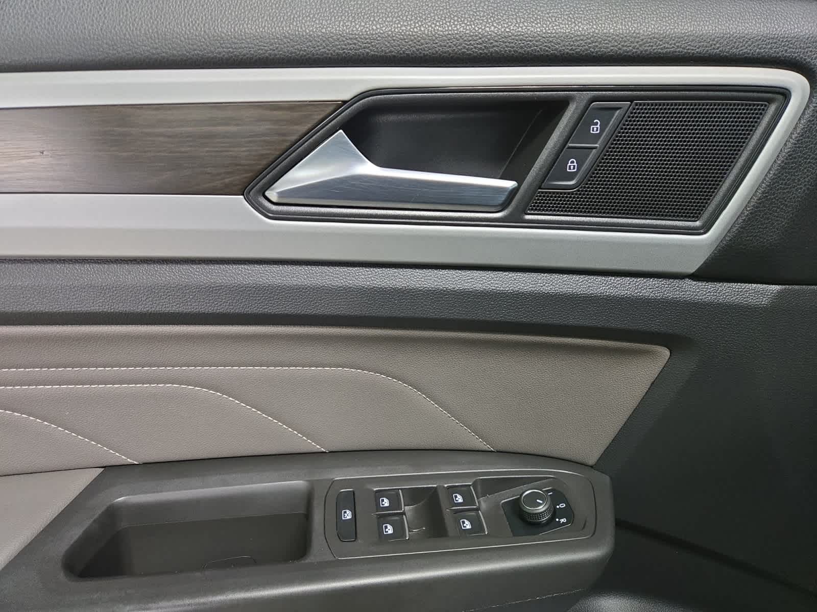 2023 Volkswagen Atlas SE w/Tech - Photo 15