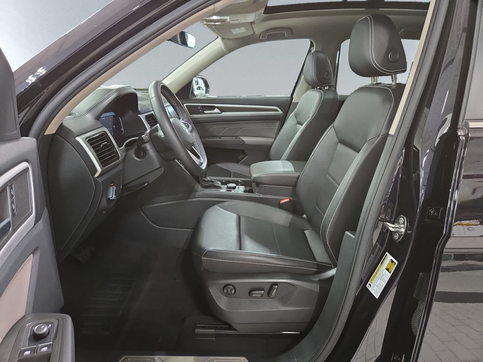2023 Volkswagen Atlas SE w/Tech - Photo 6