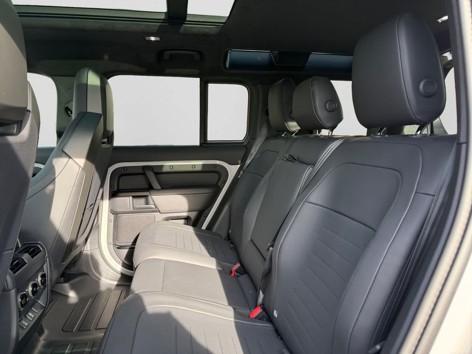 2026 Land Rover Defender OCTA - Photo 18