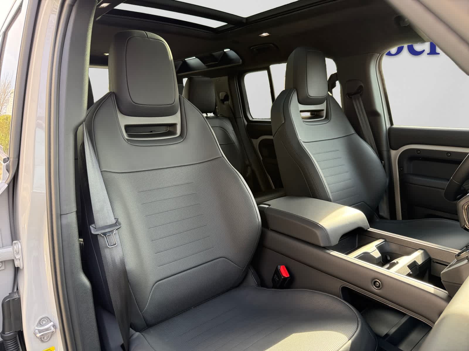 2026 Land Rover Defender OCTA - Photo 8