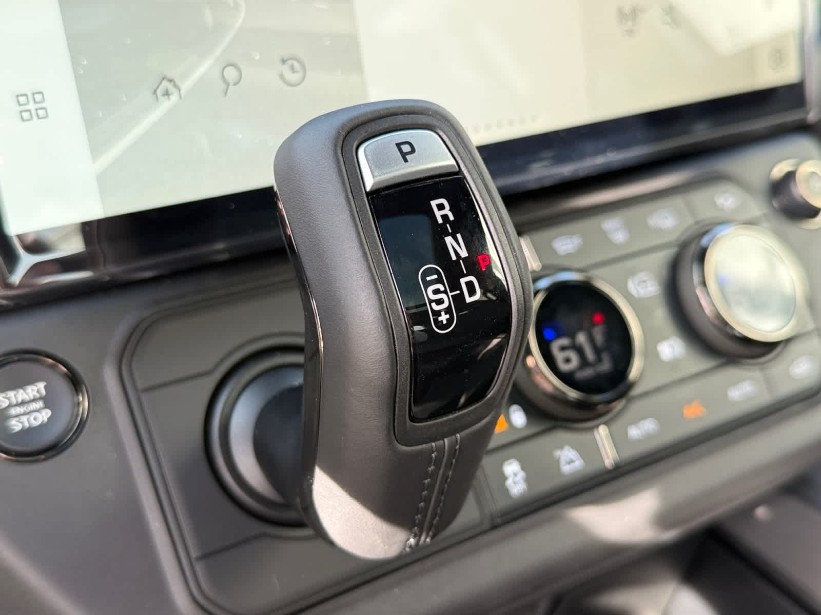 2026 Land Rover Defender OCTA - Photo 12