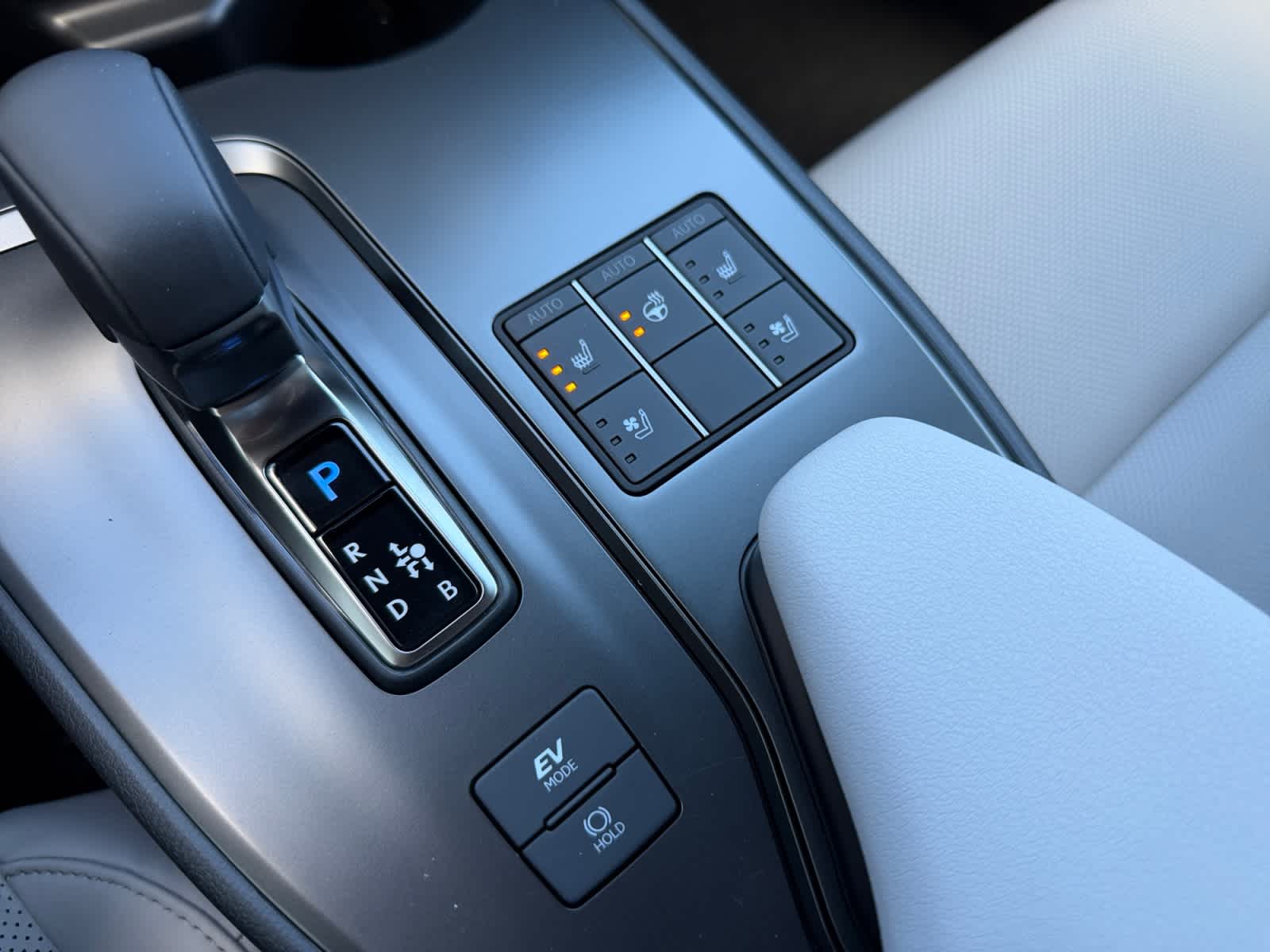 2026 Lexus UX Hybrid 300h Premium - Photo 16