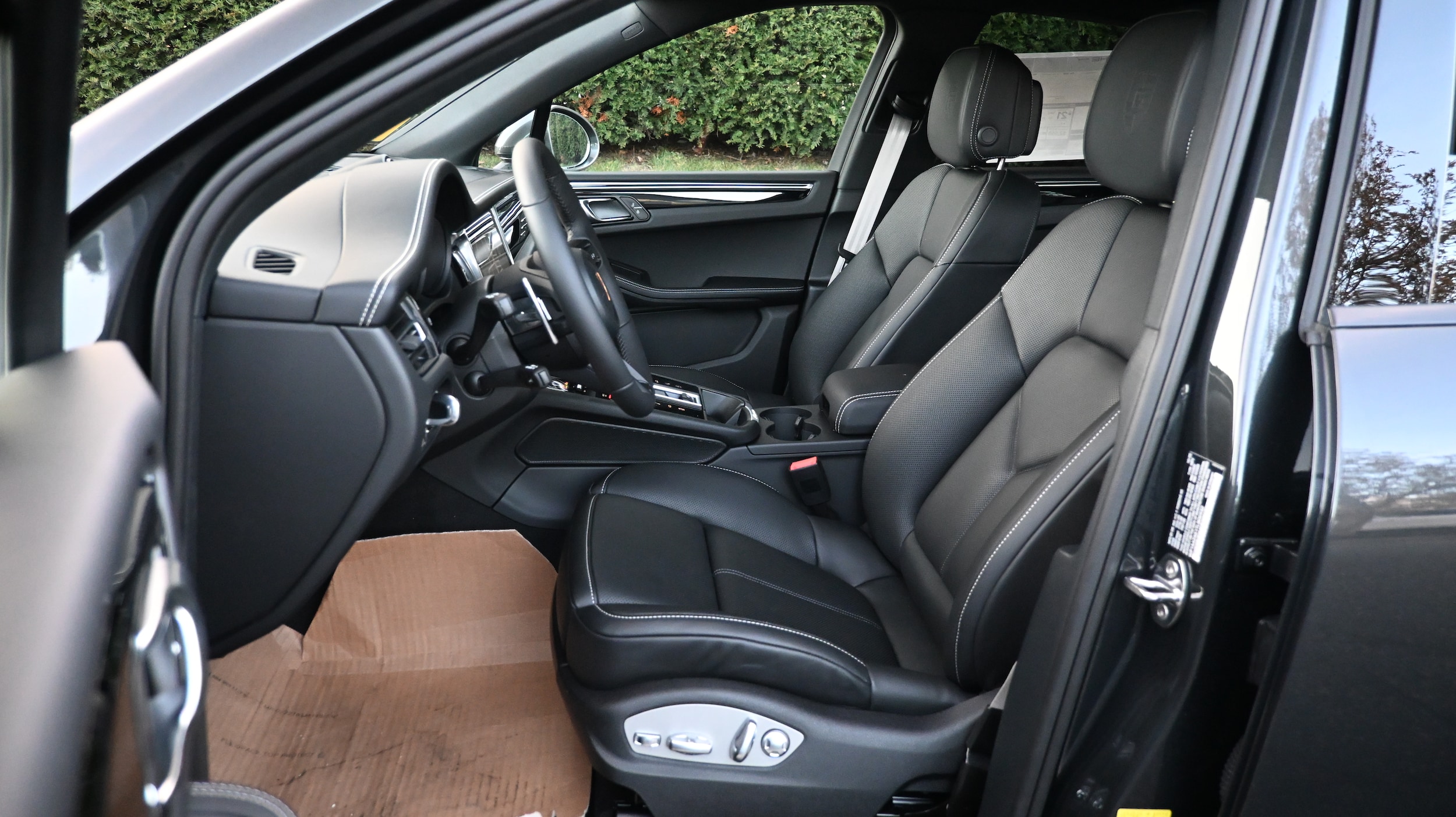 2026 Porsche Macan T - Photo 16