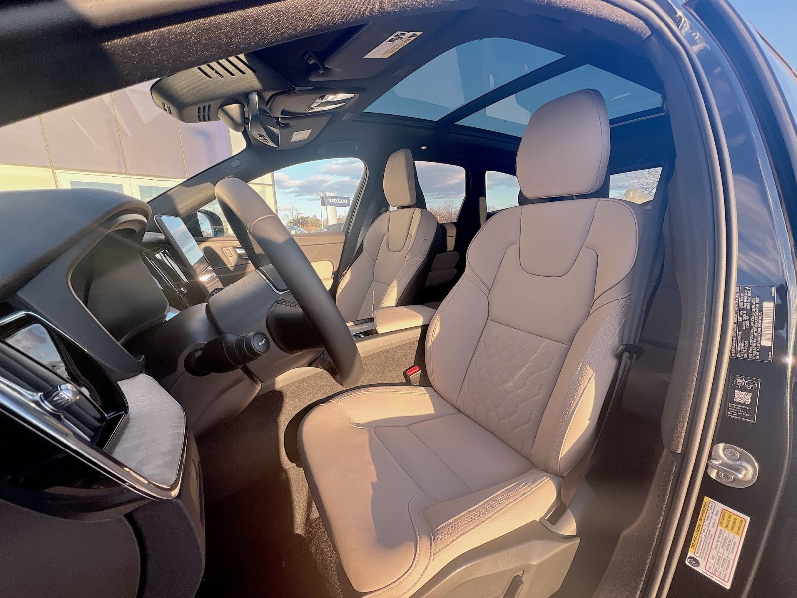 2026 Volvo XC60 Plus - Photo 21
