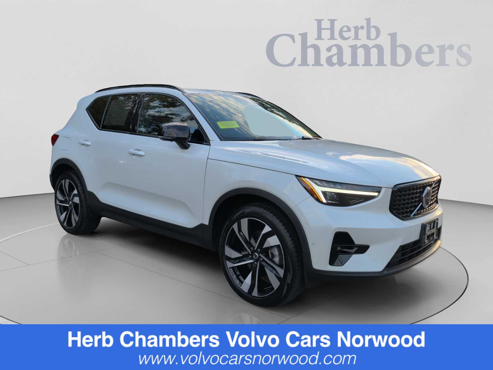 2025 Volvo XC40 Plus