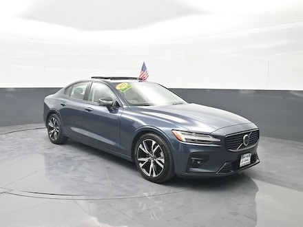 2024 Volvo S60 Plus Dark Theme