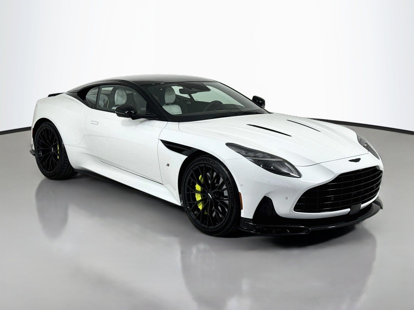  Aston Martin DB12