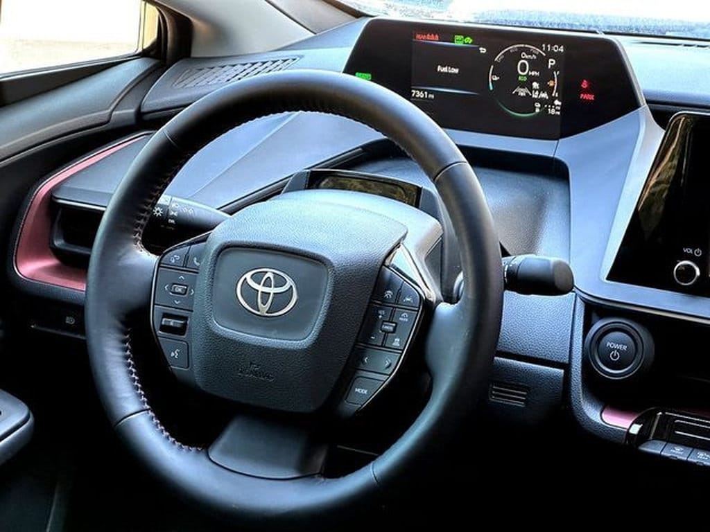 2025 Toyota Prius SE - Photo 29