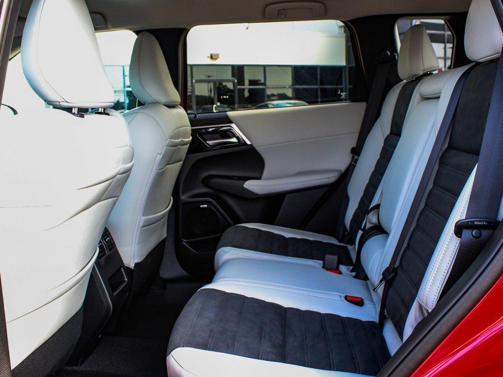 2025 Mitsubishi Outlander SE - Photo 34