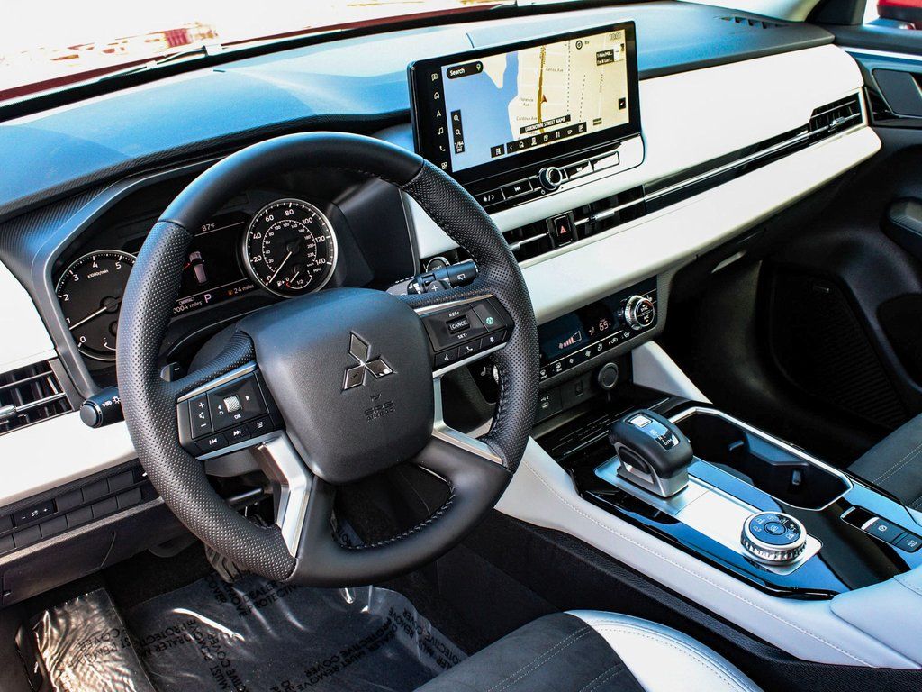 2025 Mitsubishi Outlander SE - Photo 15