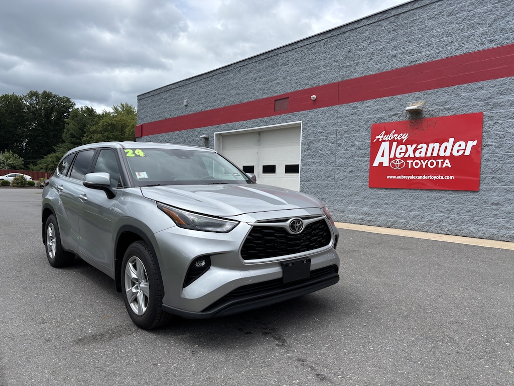 Used 2024 Toyota Highlander LE SUV