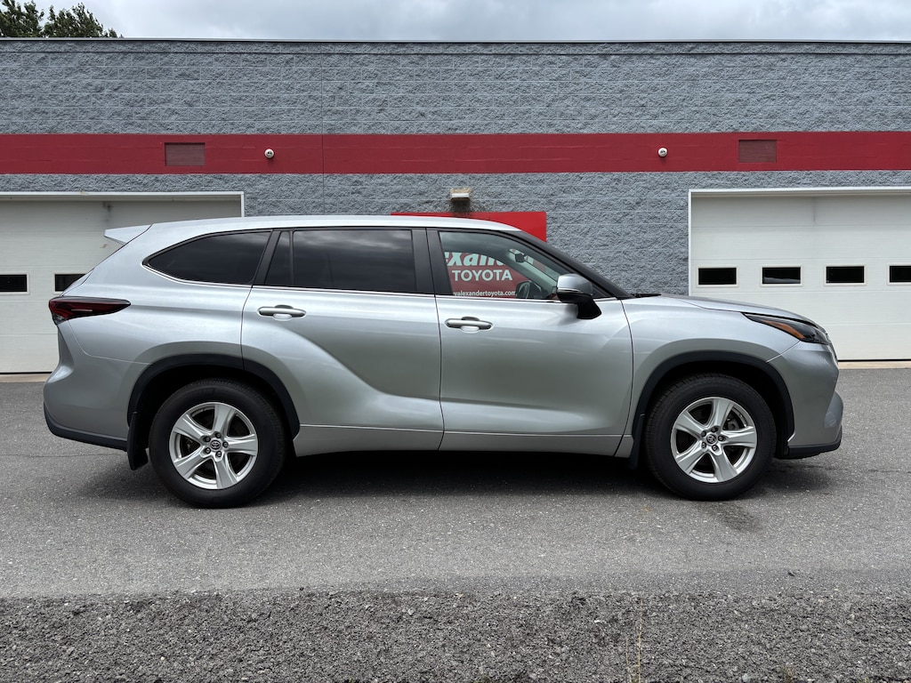 Used 2024 Toyota Highlander LE SUV