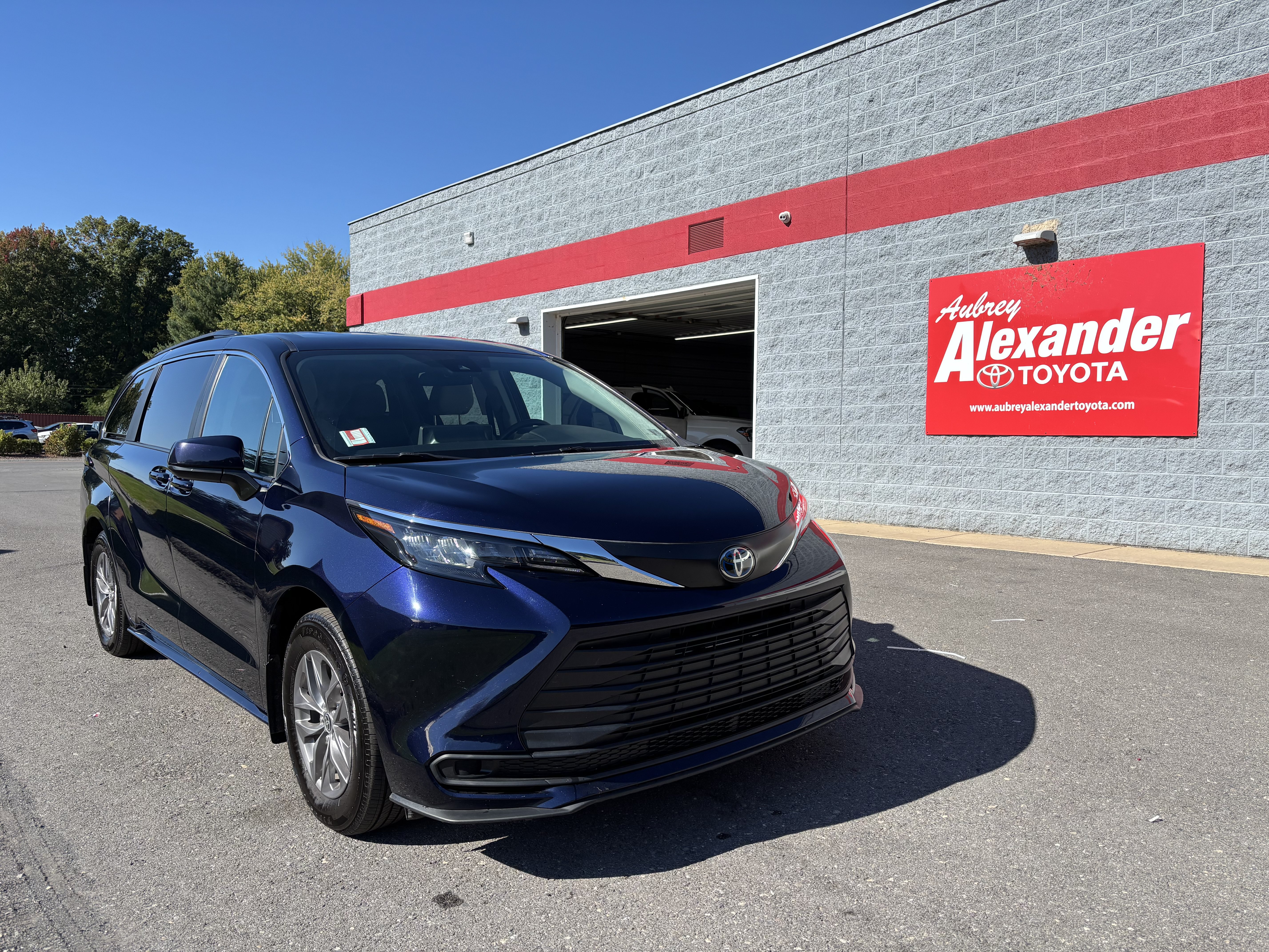 Used 2024 Toyota Sienna LE Mini-van, Passenger