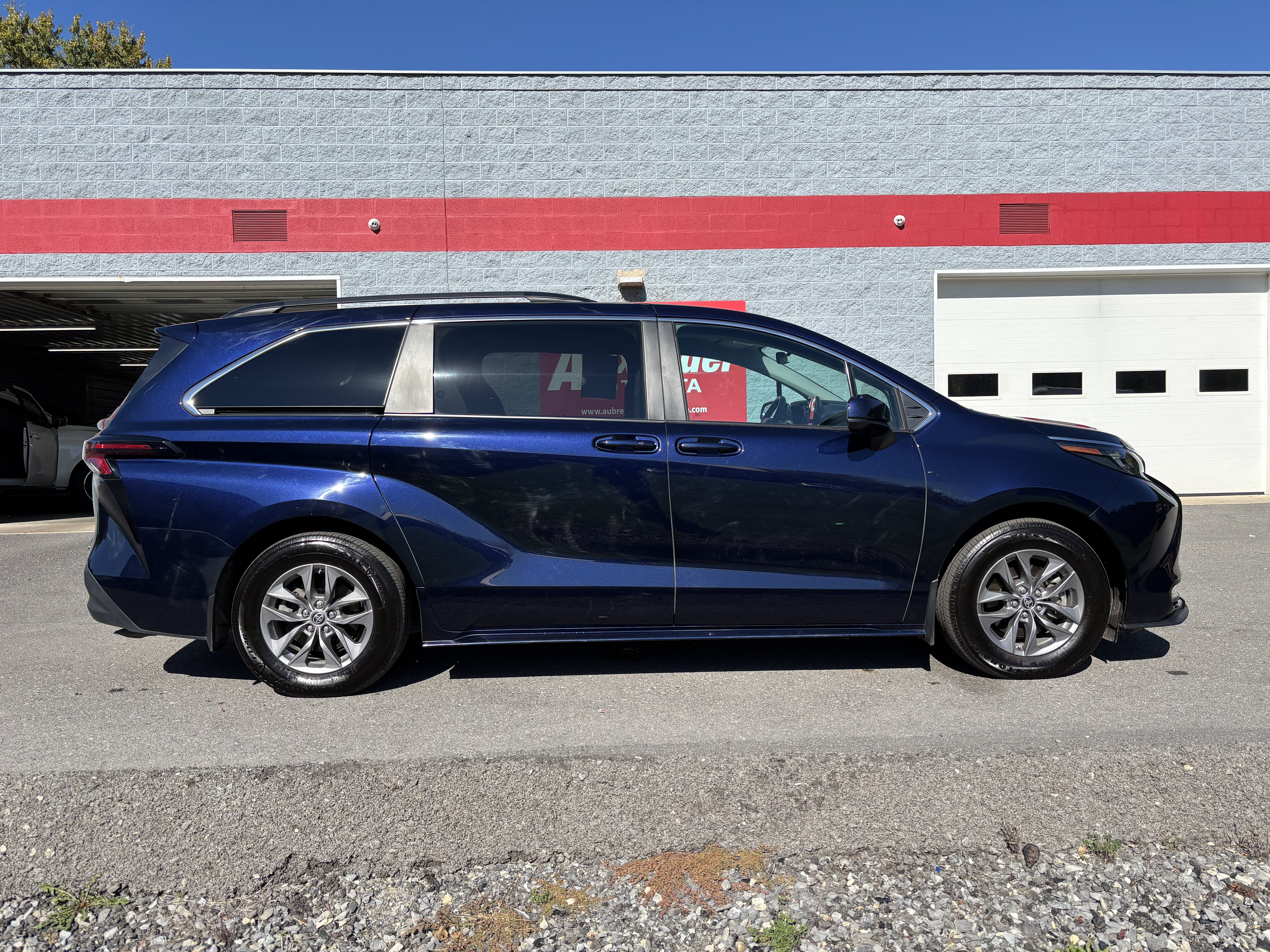 Used 2024 Toyota Sienna LE Mini-van, Passenger