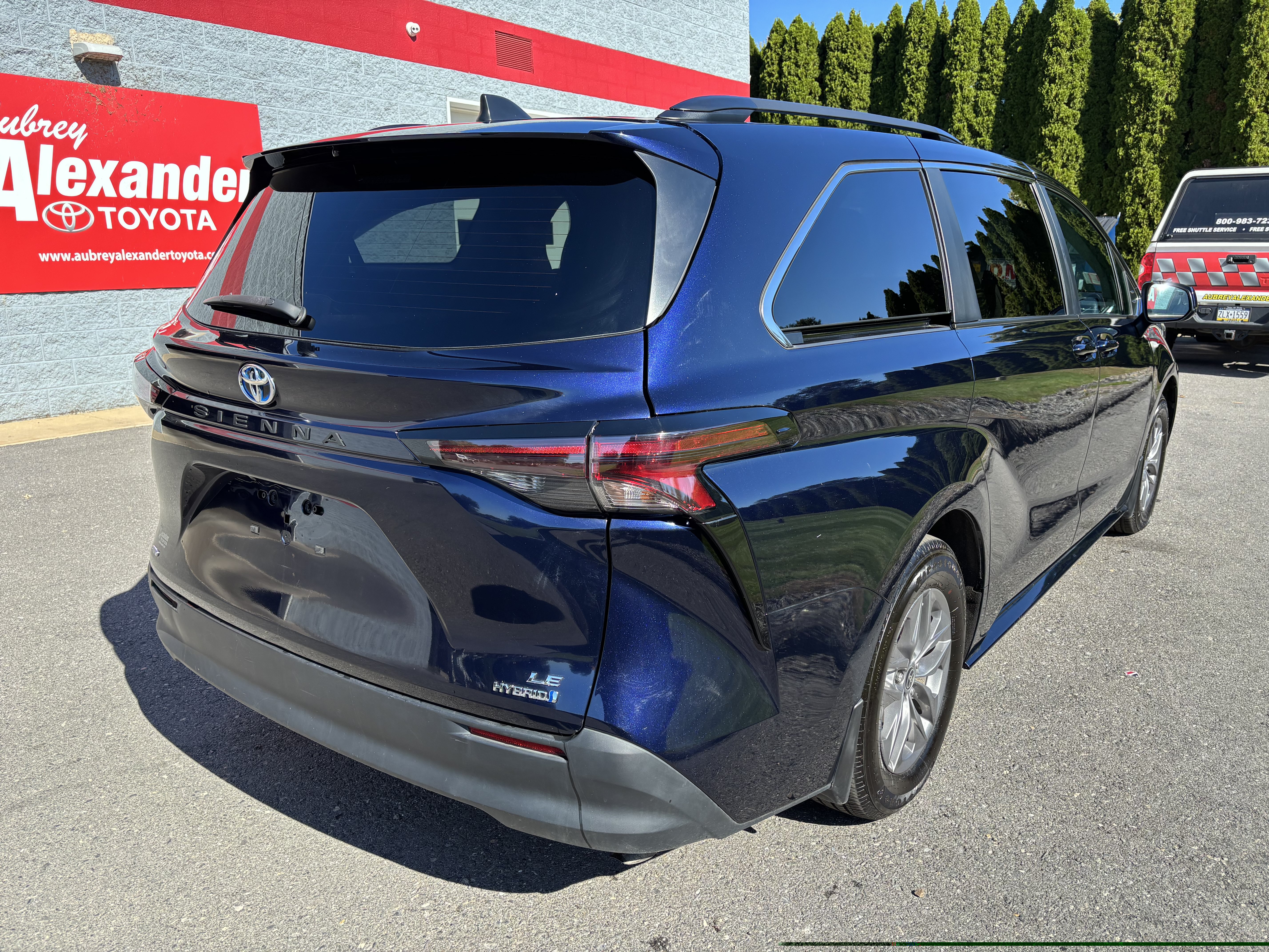 Used 2024 Toyota Sienna LE Mini-van, Passenger