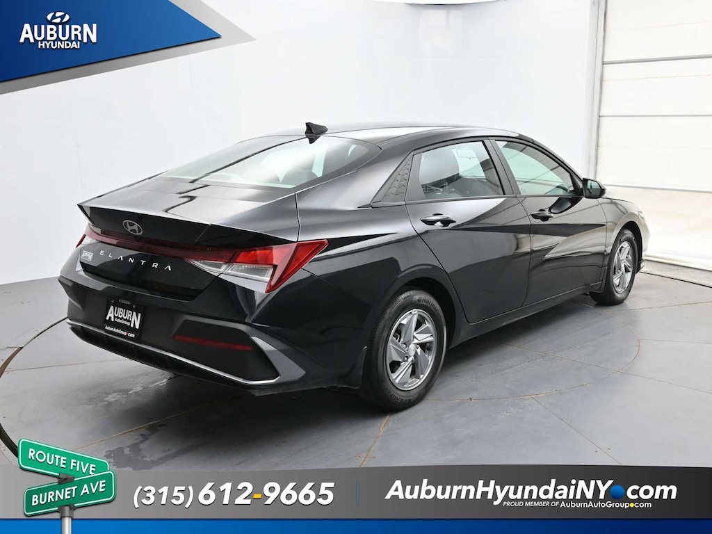Used 2024 Hyundai Elantra SE IVT
