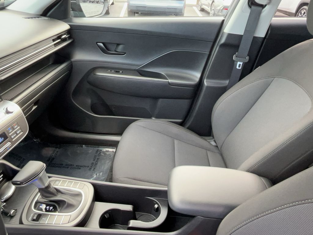 2025 Hyundai Kona SEL - Photo 17