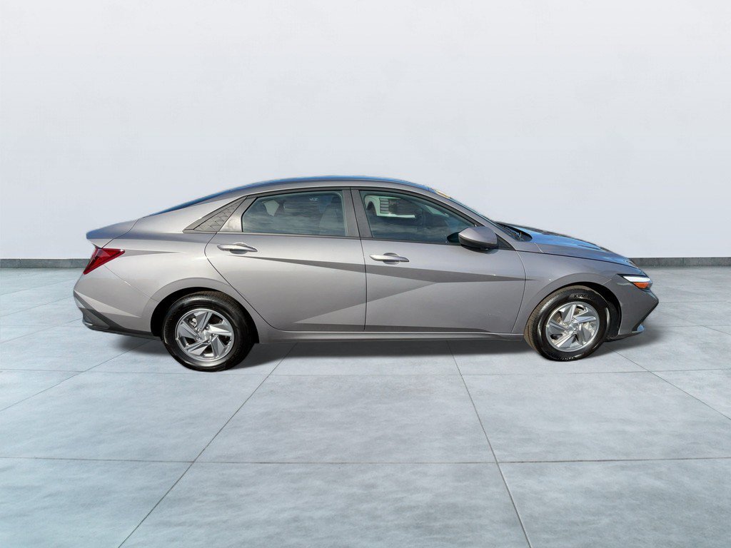 2024 Hyundai Elantra SE - Photo 6