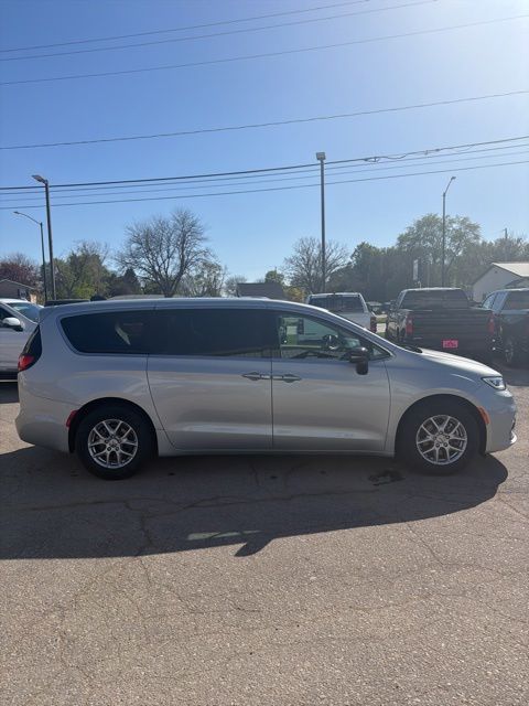 2024 Chrysler Pacifica Touring L - Photo 7