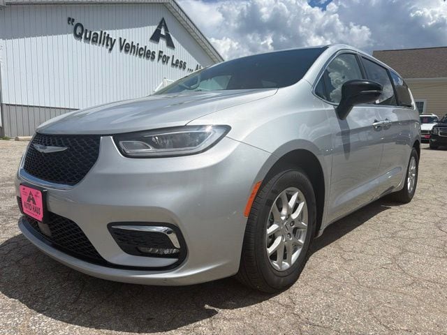 2024 Chrysler Pacifica Touring L - Photo 12