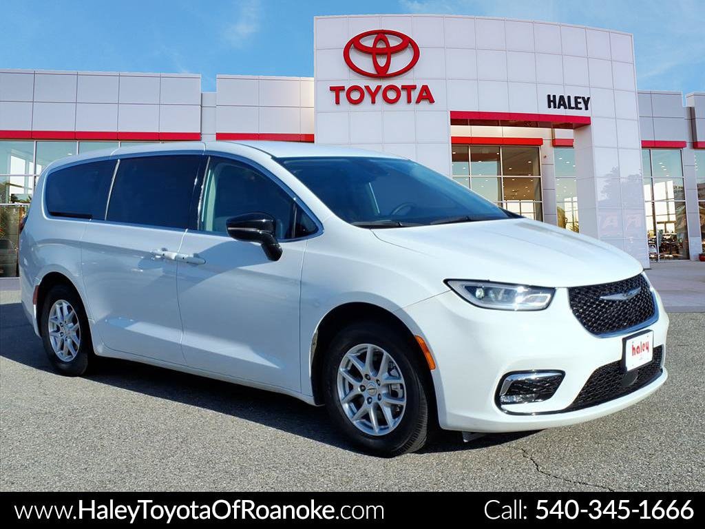 Used 2024 Chrysler Pacifica Touring L Minivan/Van