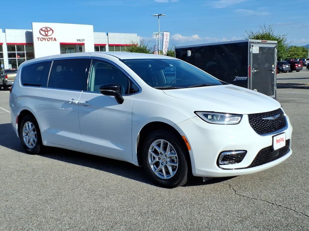 Used 2024 Chrysler Pacifica Touring L Minivan/Van