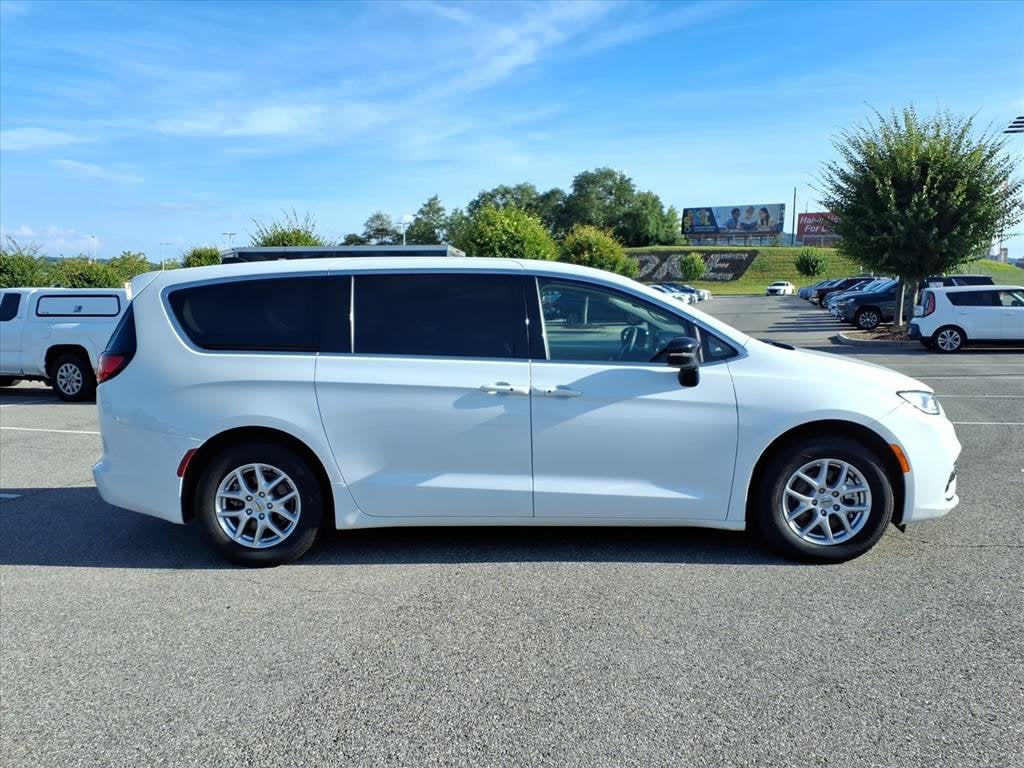Used 2024 Chrysler Pacifica Touring L Minivan/Van