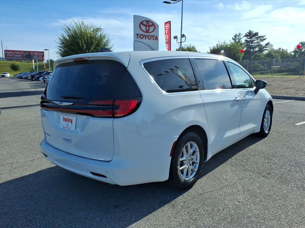 Used 2024 Chrysler Pacifica Touring L Minivan/Van
