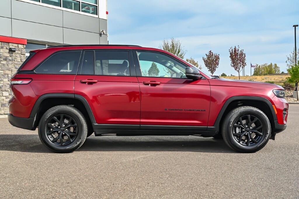 Used 2025 Jeep Grand Cherokee Laredo SUV