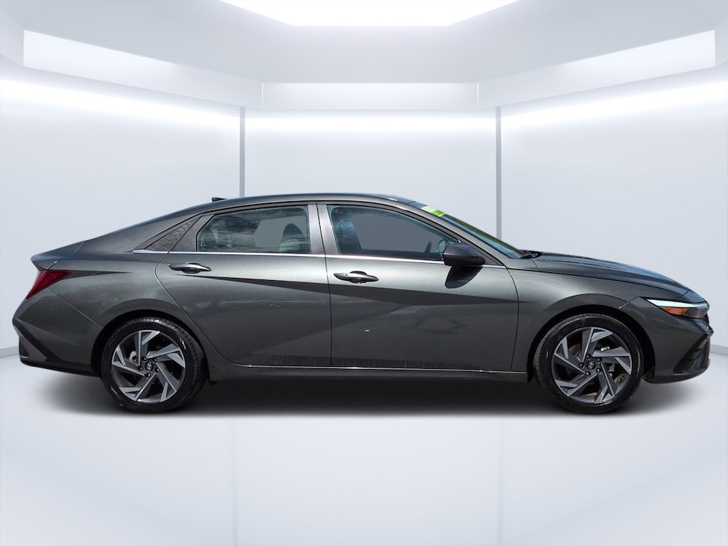 Used 2025 Hyundai Elantra SEL Convenience Sedan