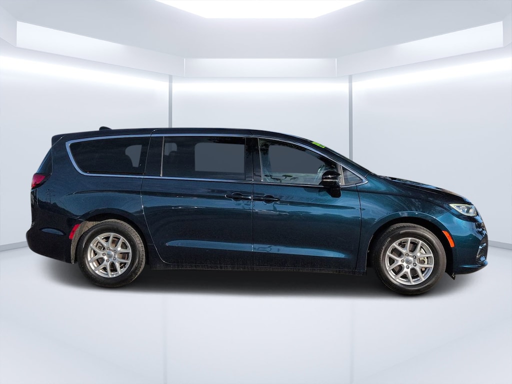 Used 2025 Chrysler Pacifica Select Van Passenger Van