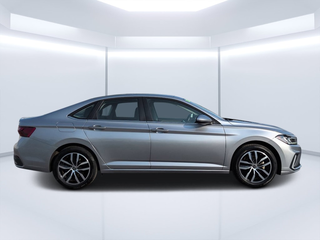 Used 2025 Volkswagen Jetta SE SE Auto