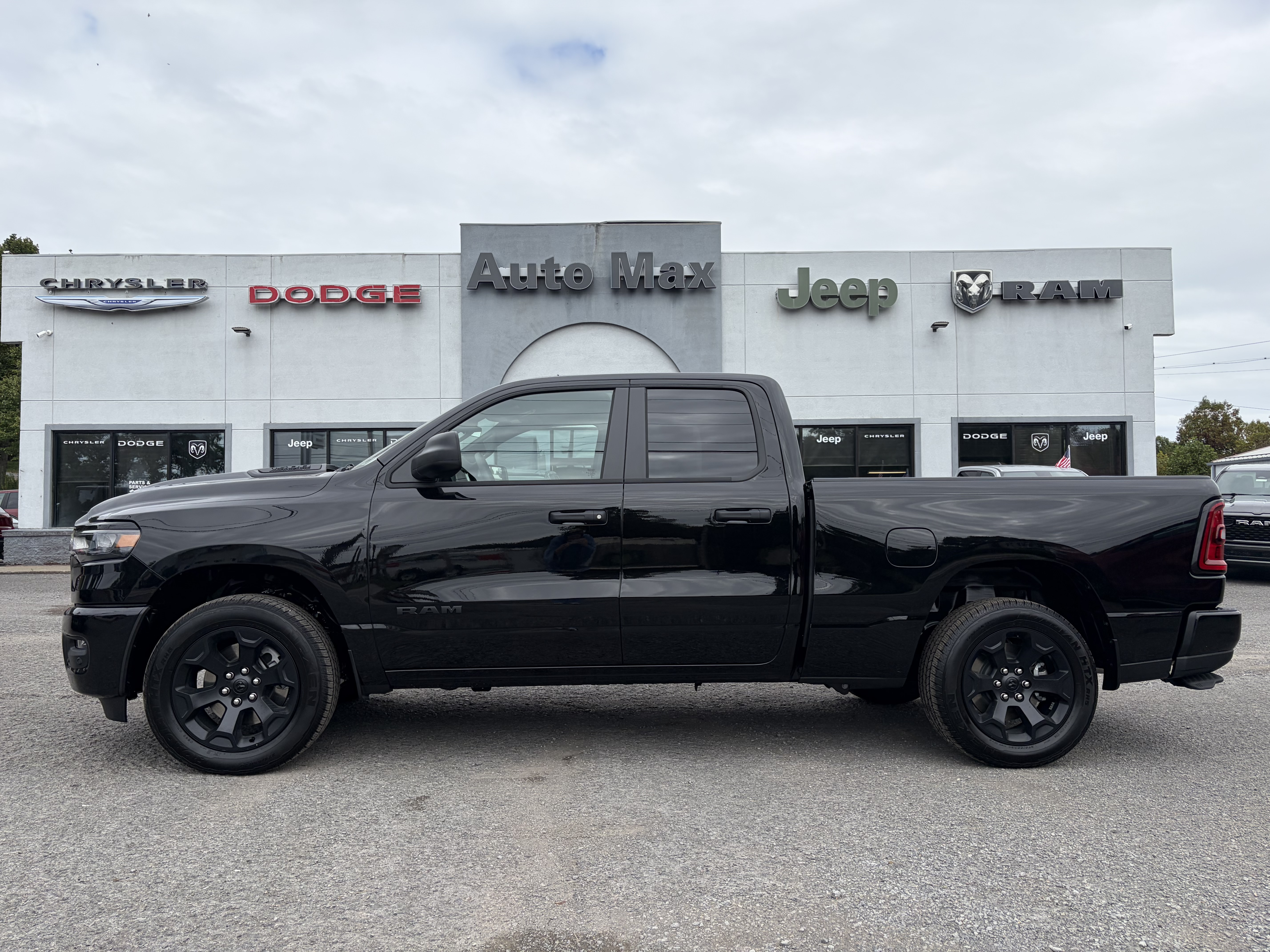 2027 Ram 1500 EXPRESS QUAD CAB 4X4 6'4 BOX Pickup