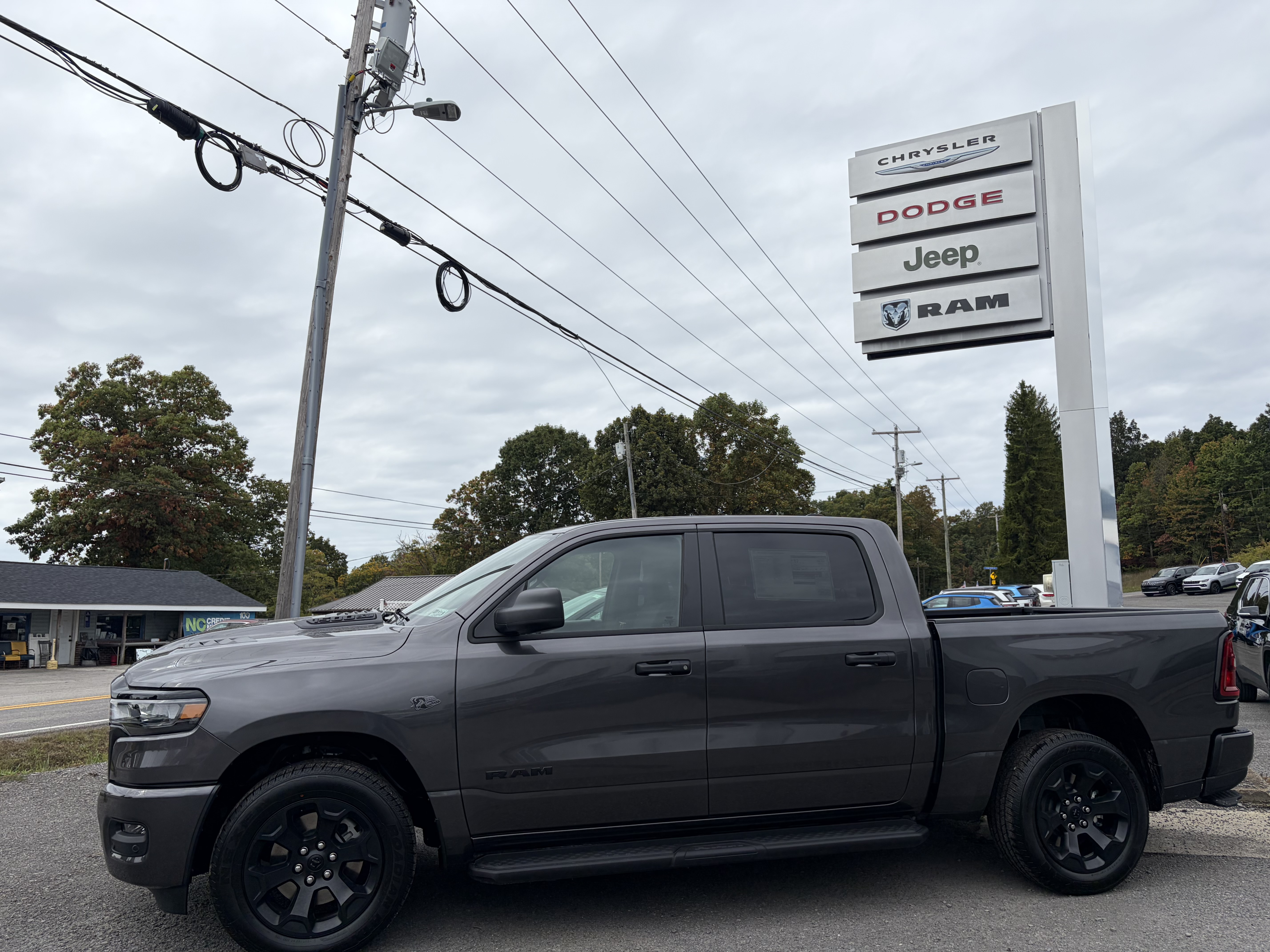 2027 Ram 1500 EXPRESS CREW CAB 4X4 5'7 BOX Pickup
