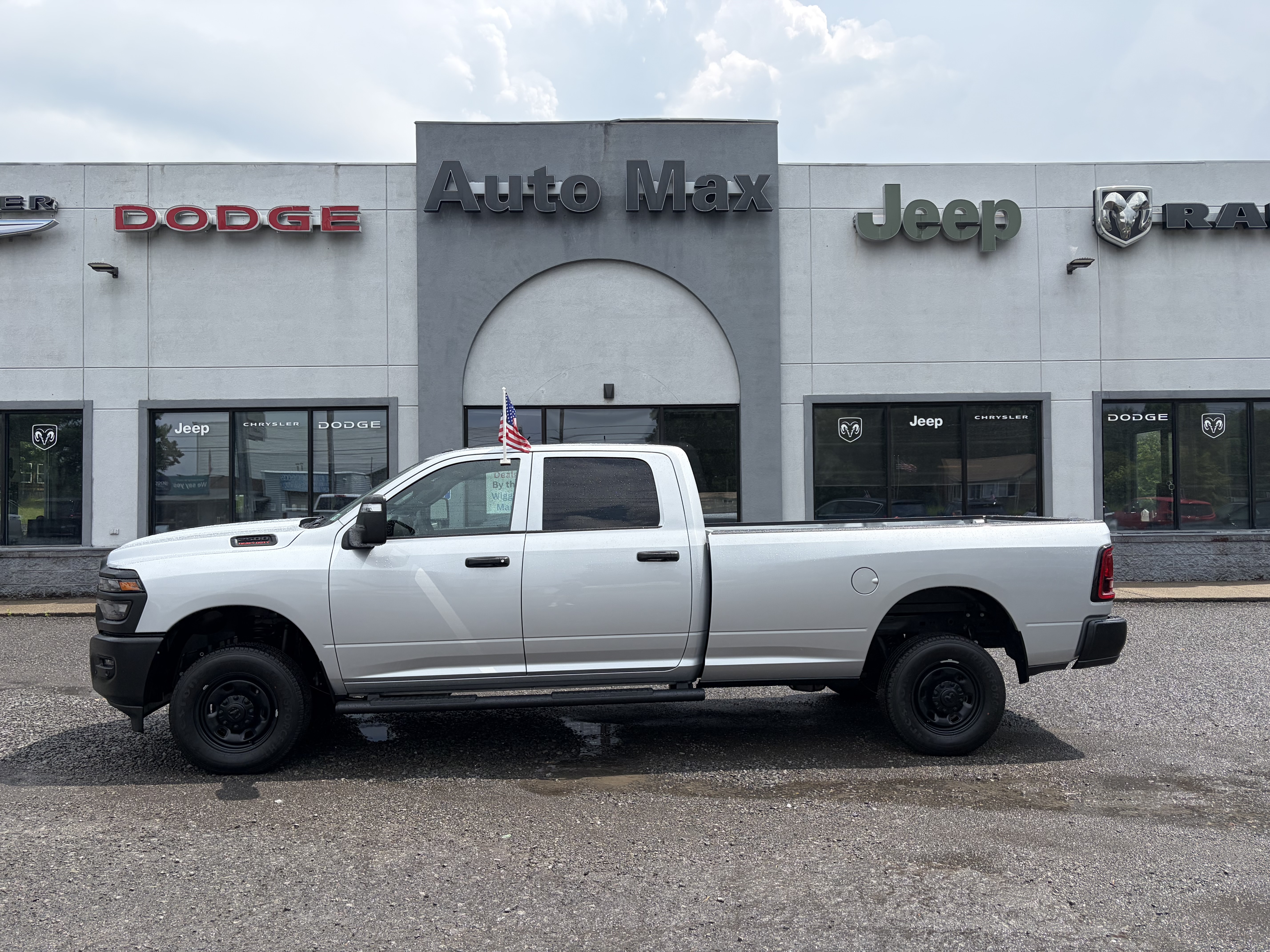 2026 Ram 2500 TRADESMAN CREW CAB 4X4 8' BOX Pickup