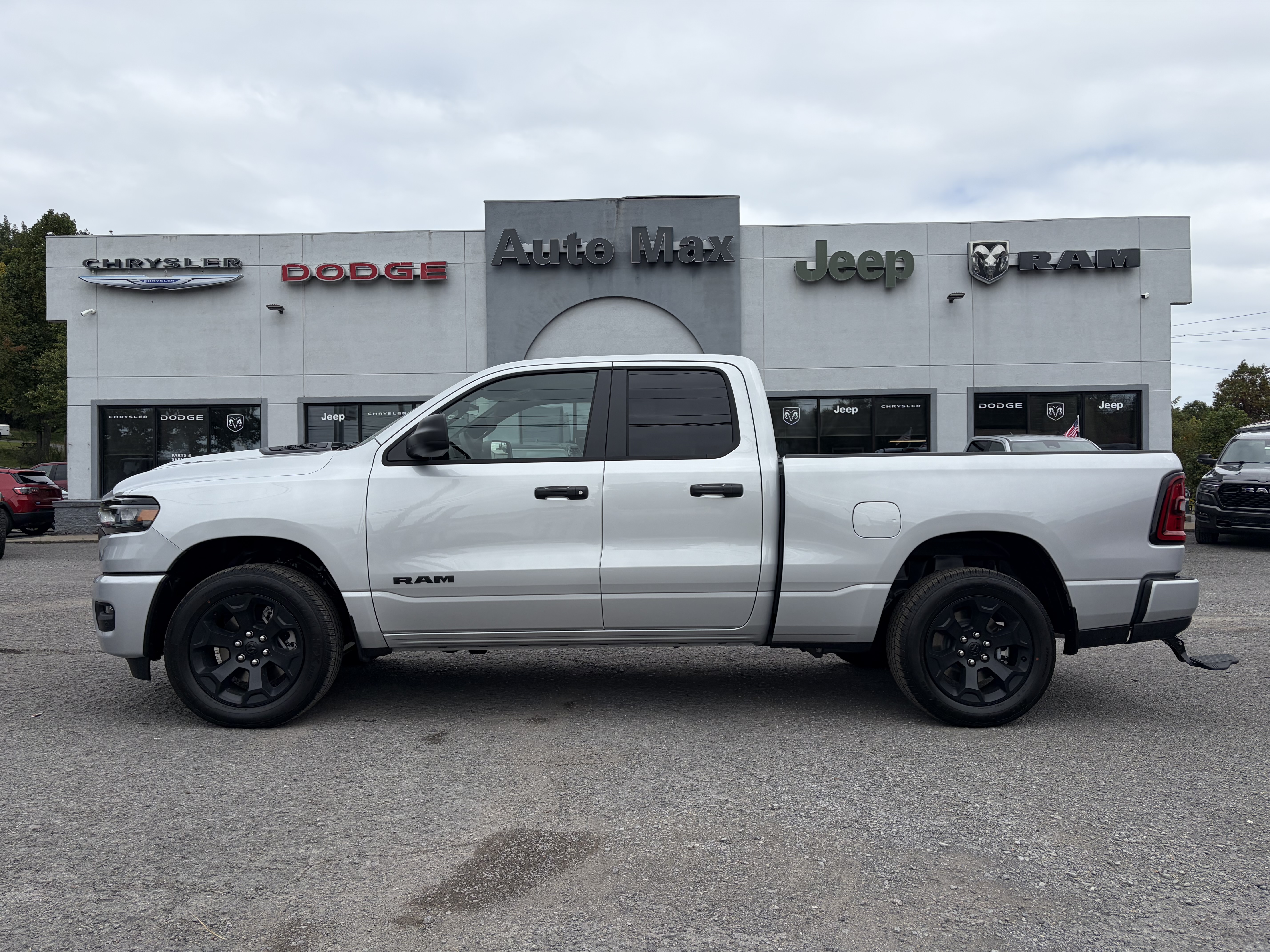 2027 Ram 1500 EXPRESS QUAD CAB 4X4 6'4 BOX Pickup