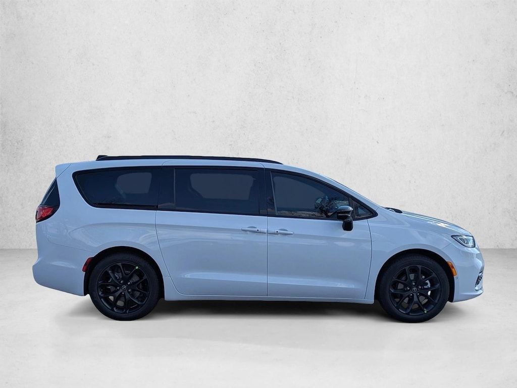 New 2026 Chrysler Pacifica Limited Van Passenger Van
