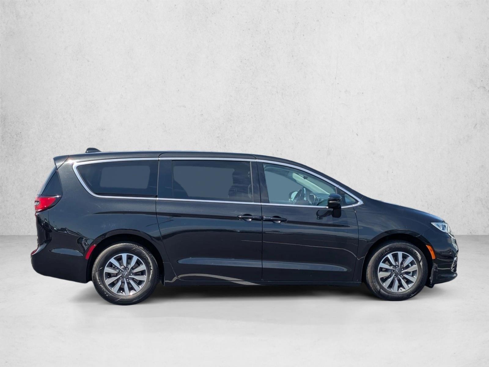 Used 2022 Chrysler Pacifica Hybrid Touring L Mini-van Passenger